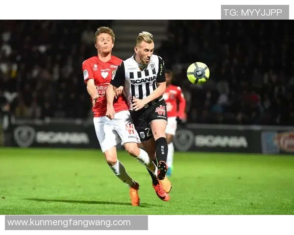 巴黎足球会与波城的激烈对决揭示了足球战术与团队协作的重要性